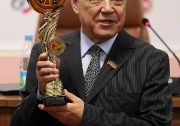 Президент Федерации волейбола РТ Фарид Мухаметшин с Кубком ФВРТ